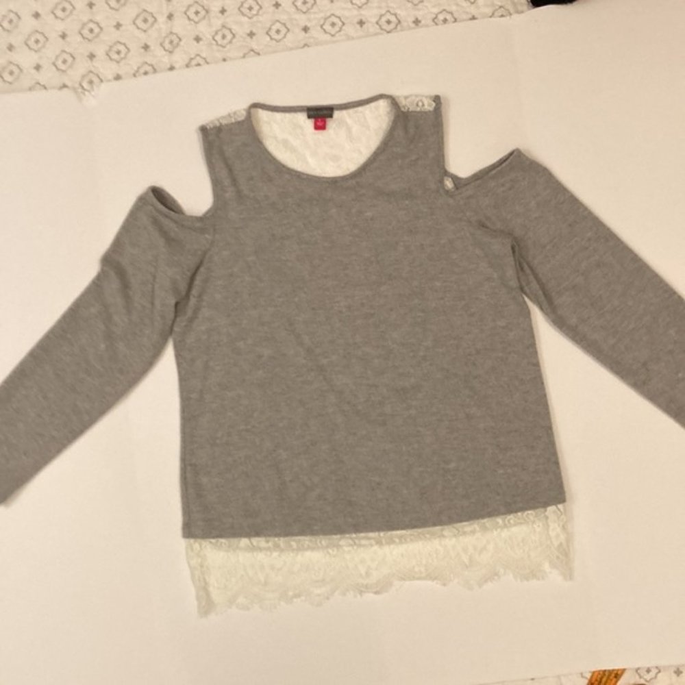 Vince Camuto cold shoulder sweater Size: L